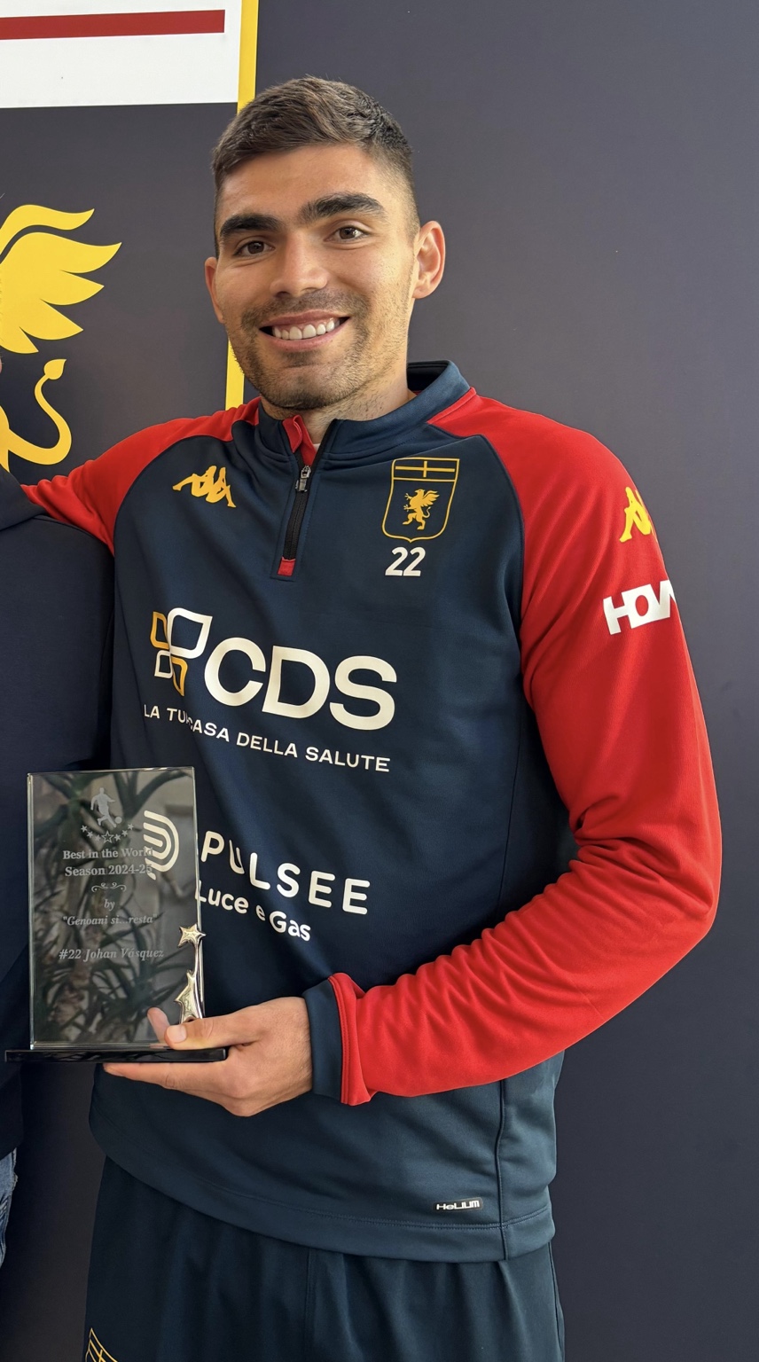 Johan Vásquez con il premio Il migliore al mondo di GSR